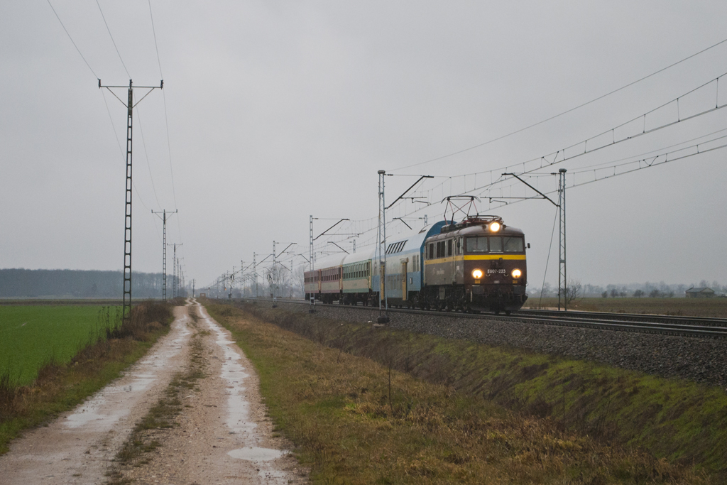 EU07-223 [Metchem / del. Przewozy Regionalne]
